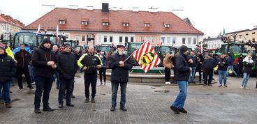 Kilkadziesiąt ciągników wyjechało dziś na drogi powiatu wieluńskiego. Rolnicy protestowali przeciw unijnej polityce rolnej